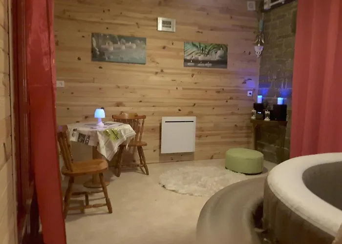 Le Chateau Du Bonheur, Piscine, Sauna Et Jacuzzi Holiday home *