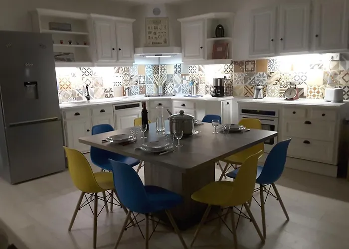 Holiday home Le Chateau Du Bonheur, Piscine, Sauna Et Jacuzzi